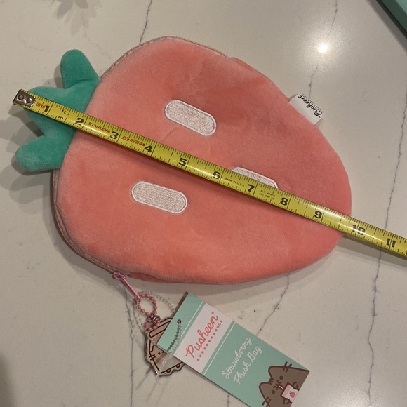 Pusheen box exclusive🤩 Bundle of: 2 notebooks, set of 3 magnets, zipper bag. - Picture 3 of 8